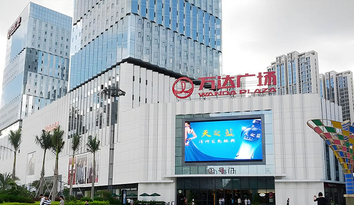 Beacon Of Commerce Outdoor Led Display Screen Showcasing On Mall Exterior
